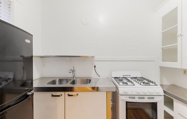 Studio, 1 bath, 440 sqft, $1,000, Unit 7
