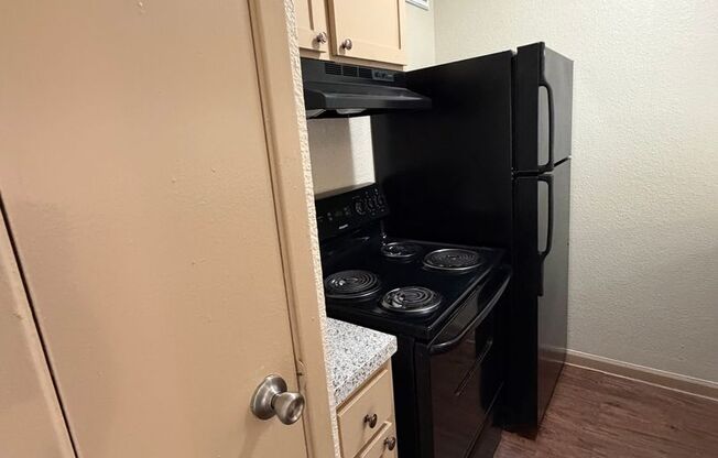 2 beds, 1 bath, 812 sqft, $1,085, Unit 1410