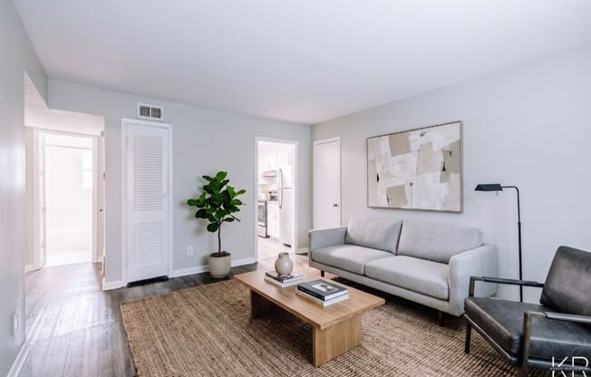 2 beds, 1 bath, 850 sqft, $1,100, Unit 00-F3