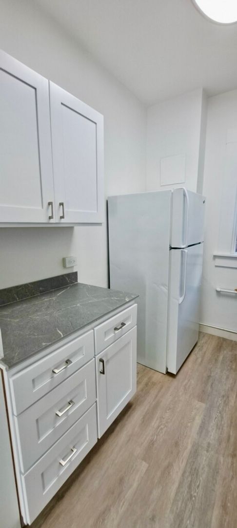 2 beds, 1 bath, $2,995, Unit 307