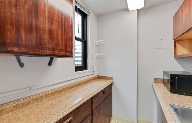 Spacious & Bright Studio at River Place East