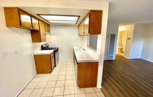 651 W 12 ST