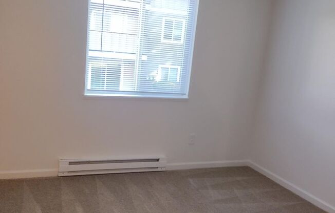 1 bed, 1 bath, 592 sqft, $1,350, Unit 038
