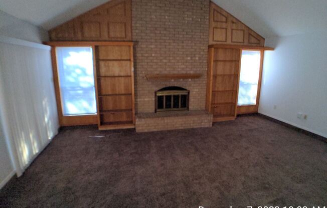 5904 Shamrock Dr