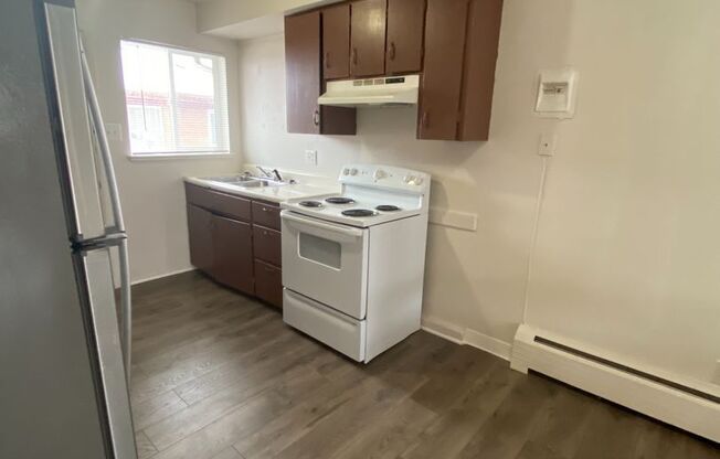 3 beds, 1 bath, 950 sqft, $1,595, Unit Unit 4