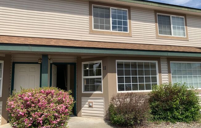 2 Bedroom Condo with Washer/Dryer in Home