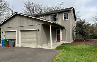 Spacious townhouse style duplex, 3 bedrooms 1.5 bathrooms!