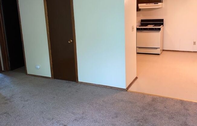 2 beds, 1 bath, 800 sqft, $999, Unit Custer-210