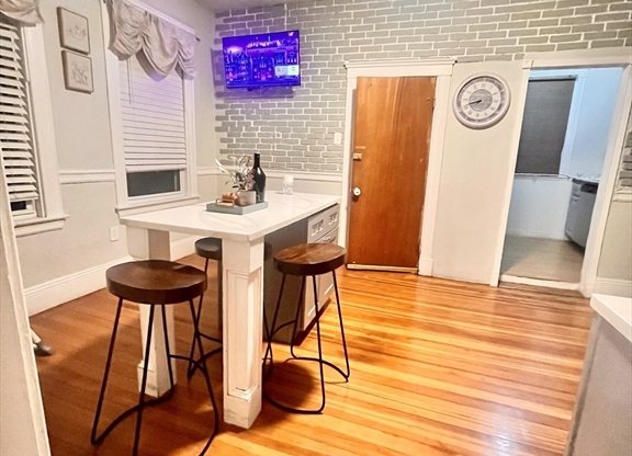 3 beds, 1 bath, 1,800 sqft, $3,100, Unit 2