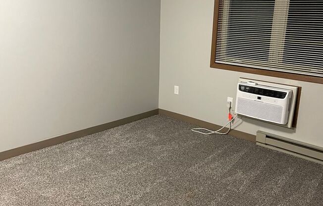 1 bed, 1 bath, 1 sqft, $895, Unit 1038 Fond du Lac Ave Unit 209