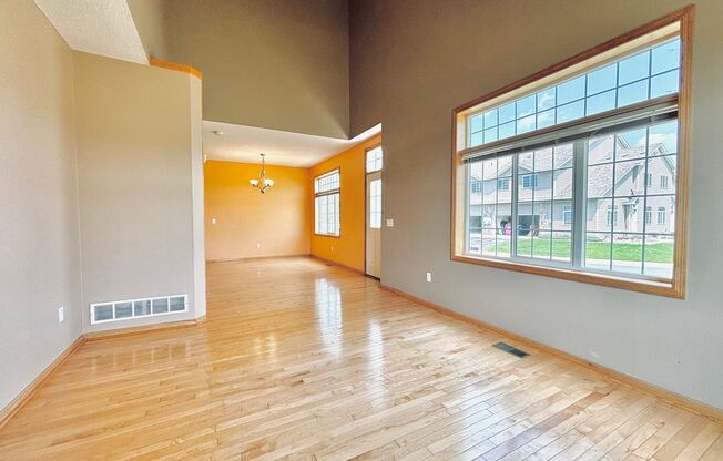 Spacious 3bed Townhome in Coon Rapids.  FINISHED BASEMENT