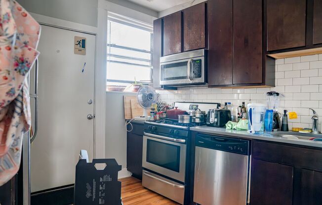 3 beds, 1 bath, 850 sqft, $1,985, Unit 3002-3S