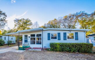 SUNSET PARK - Adorable cottage style home in desirable Sunset Park - near NC Port and Greenfield Lake Ampitheater!