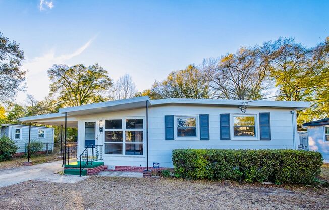 SUNSET PARK - Adorable cottage style home close to downtown! MOVE IN SPECIAL! SAVE $500 on first months rent!