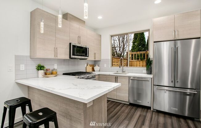Beacon Hill Living: Contemporary Townhome with Rooftop Views