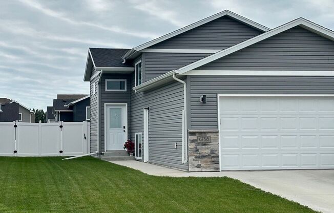 Horace - 3 Bedroom & 2 Bathroom House - Fenced Yard