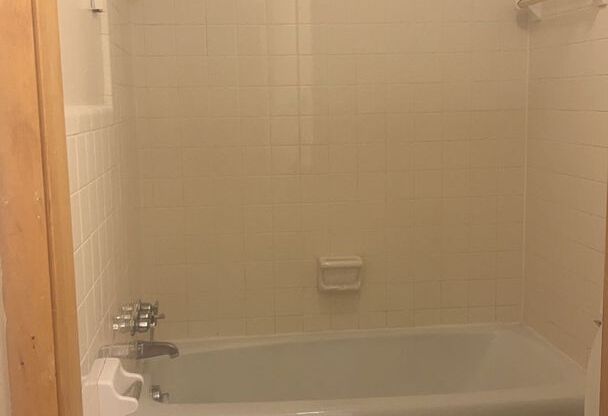 1 bed, 1 bath, 800 sqft, $970, Unit D08 Manor