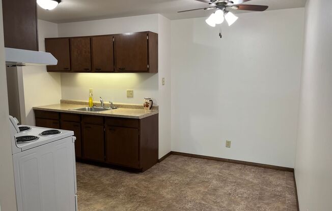 2 beds, 1 bath, 950 sqft, $899.99, Unit 1400-111