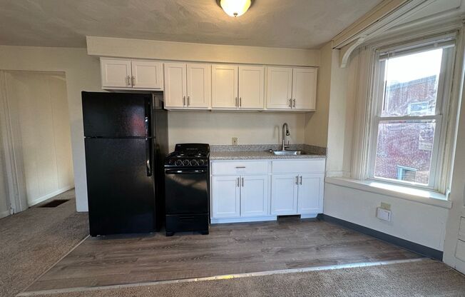 Stunning One Bedroom in Oakland! Second Floor Unit, Ample Natural Light & More!! Call Today!