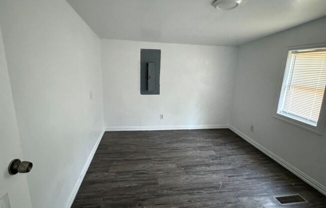 2 beds, 1 bath, 700 sqft, $1,195