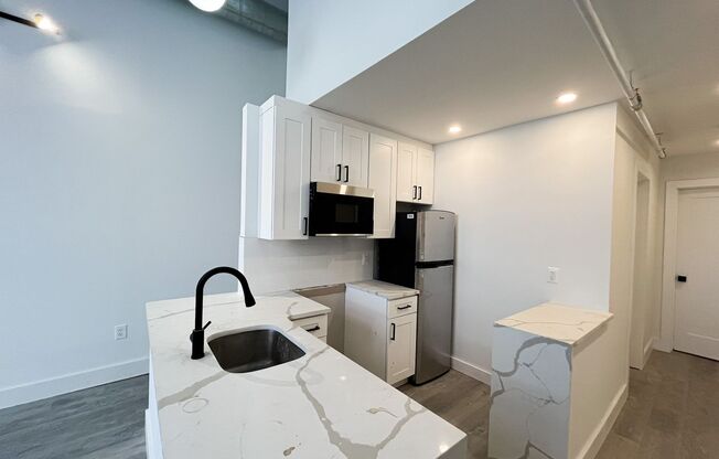 2 beds, 1 bath, 850 sqft, $1,995, Unit 523