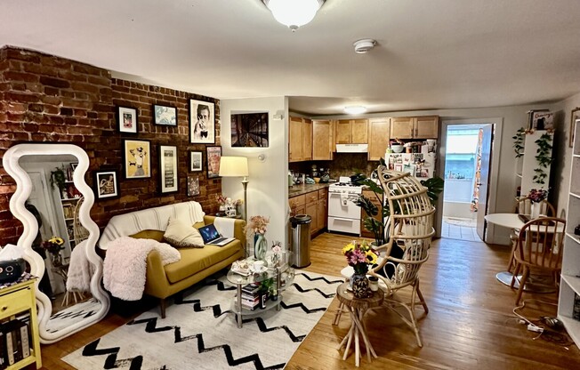 23 E SPRINGFIELD