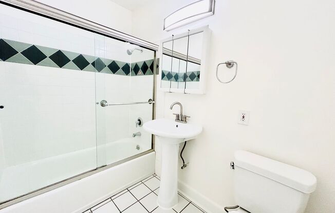 2 beds, 1.5 baths, $2,750, Unit 25