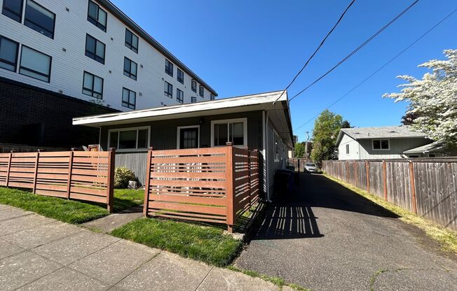Bright & Beautiful Close-In SE Portland/Sellwood Duplex Most Utilities Included!