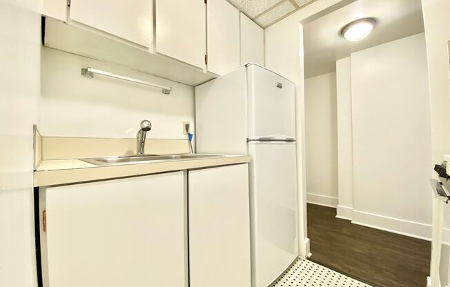 Studio, 1 bath, 330 sqft, $1,095, Unit 103