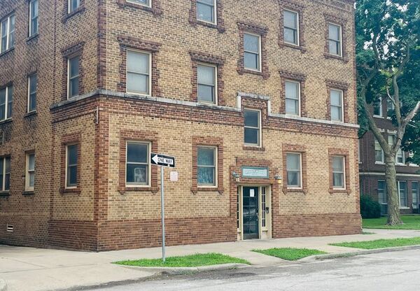 701 W MAPLE AVE