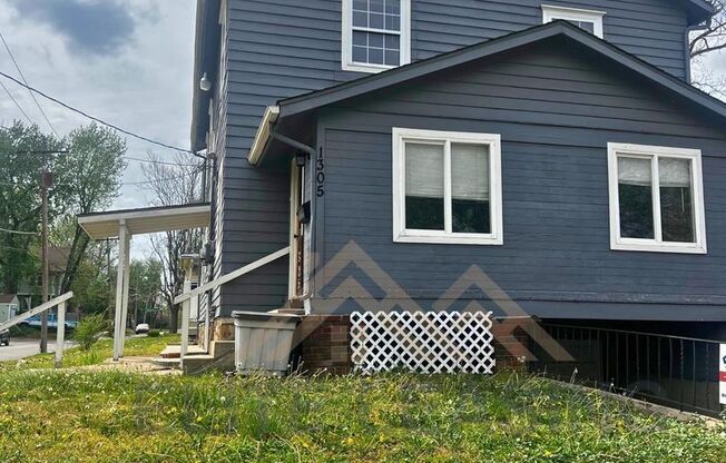 1305 SW Clay St.