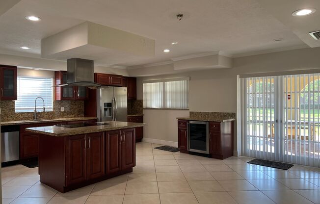 Amazing, 4 3 Executive Rental with Swimming Pool