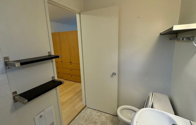 Studio, 1 bath, 425 sqft, $1,395, Unit Unit 09