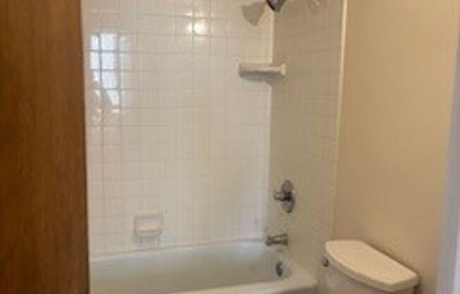 2 beds, 2 baths, 970 sqft, $1,695, Unit 402