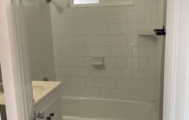 2 beds, 1 bath, 600 sqft, $2,395, Unit 16108 1/4