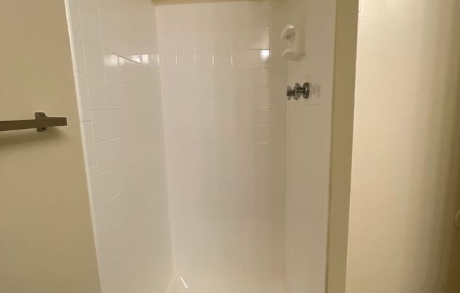 2 beds, 2 baths, 1,000 sqft, $1,800, Unit 14210 #201
