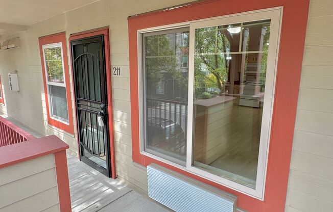 Gateway 2nd Story Condo with Laminate H/W's, A/C, Laundry In-Unit
