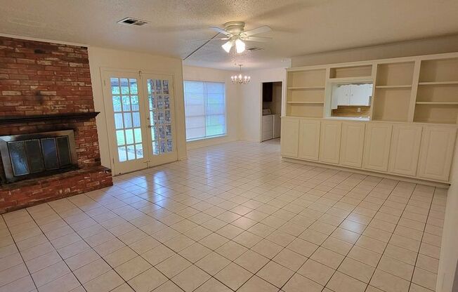 Bryan - 4 bedroom / 3 bath house close to Blinn College & Bryan High School!!