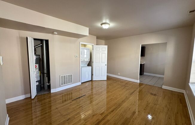 2 beds, 1 bath, $1,200, Unit 4850 #303