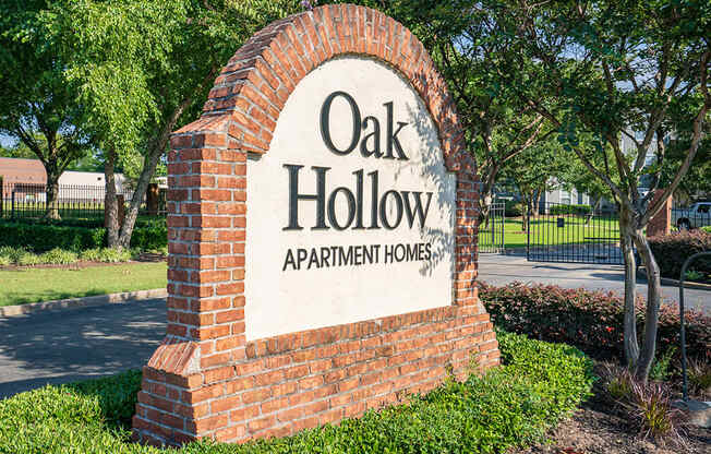 Oak Hollow Monument Sign