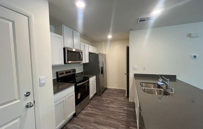 *Home for the Holidays Move In Special!* Modern Living in a Brand New 3 Bed Townhome!