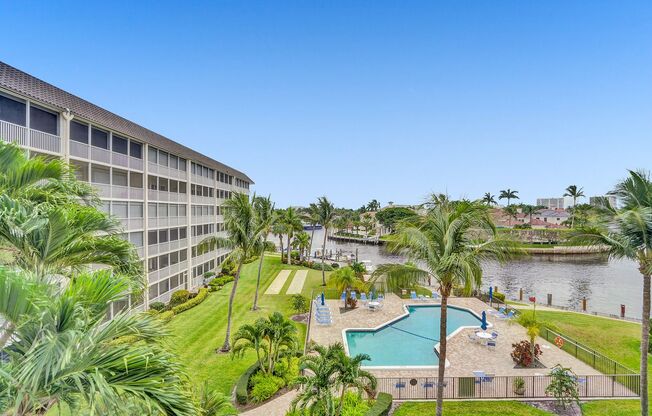 Beautiful 2 bedroom 2 bath Condo in Deerfield on the Intracoastal