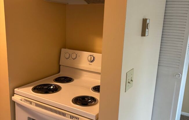 Studio, 1 bath, $895, Unit 36