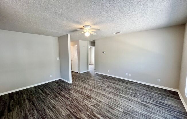 Great 3 Bedroom 2 Bath Home Easy Access To Loop 410!