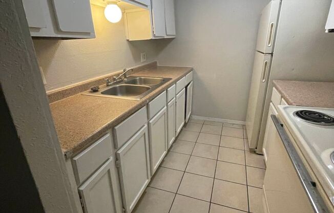 2 beds, 1 bath, 708 sqft, $799, Unit 28