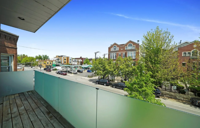 2738 N.Southport Ave