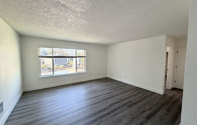 2 beds, 1 bath, 890 sqft, $1,595, Unit 15