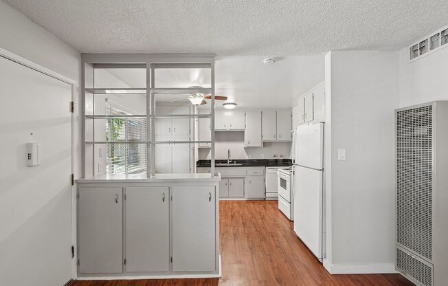 2 beds, 1 bath, 850 sqft, $1,600, Unit 4552