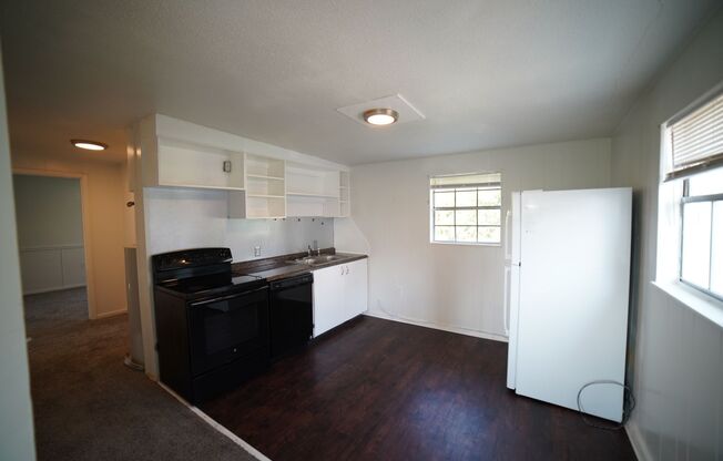 2 beds, 1 bath, 750 sqft, $875, Unit Apt 2