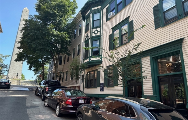 61 MONUMENT AVE